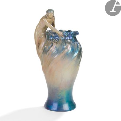 null VILMOS ZSOLNAY (1828-1900) À PÉCS
Le triton 
Haut vase balustre ; le personnage...