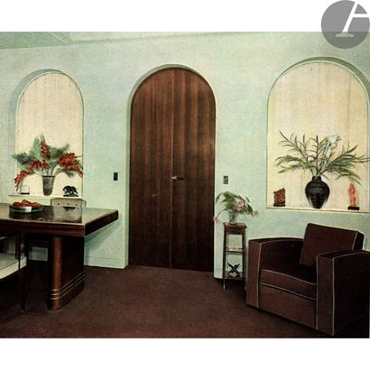 null 
JEAN PASCAUD (1903-1996)

Dining room table in rosewood veneer.

The pylon...