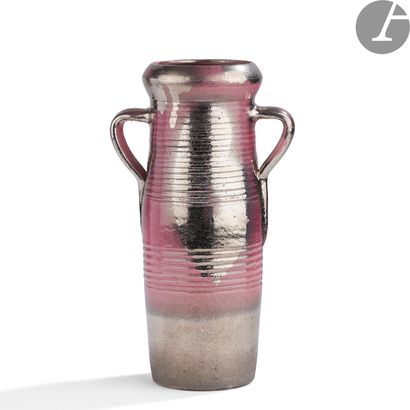 null JEAN BESNARD (1889-1958)
Haut vase cylindrique et annelé à deux anses détachées.
Épreuve...
