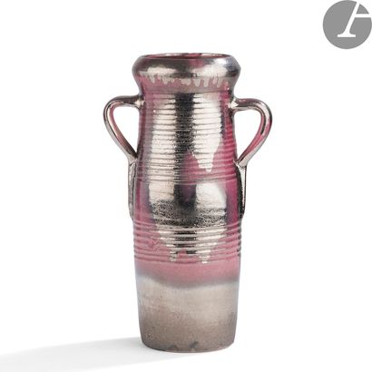 null JEAN BESNARD (1889-1958)
Haut vase cylindrique et annelé à deux anses détachées.
Épreuve...