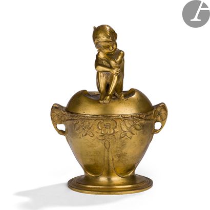 null MAX BLONDAT (1872-1925
)Cupid at
restCovered
pot
, the lid with the title motif,...