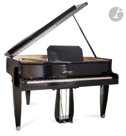  PIANO LABROUSSE. Piano verni noir à cordes croisées. 88 notes. L : 132cm. L. clavier :...