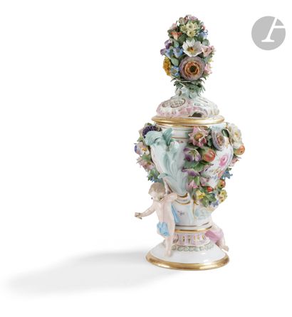 null Meissen
Vase pot-pourri couvert en porcelaine, de forme balustre, à décor de...