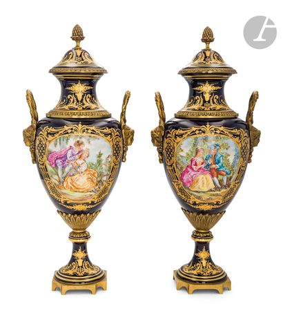 null Sèvres (genre de)
Paire de vases couverts de forme balustre en porcelaine et...