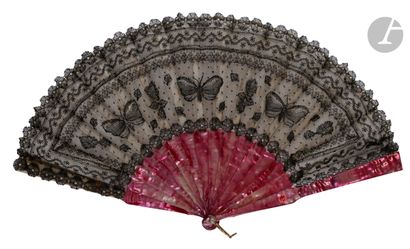 null Nacre teintée rose, vers 1880-1890
Éventail plié, la feuille en dentelle noire...