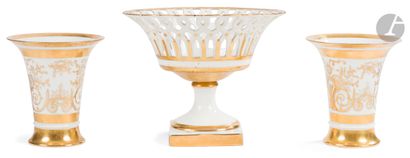 null Paris
Paire de vases de forme cornet en porcelaine à décor en or de fleurs et...