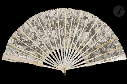 null Profusion of flowers, Europe, circa 1890
Folded fan, the leaf in bobbin lace,...