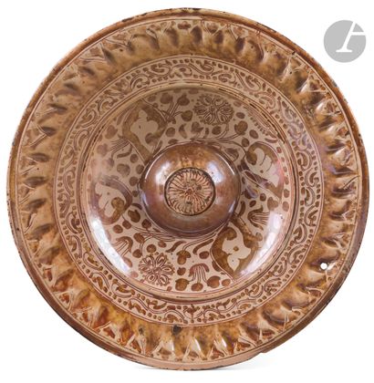 null Manises
Round earthenware umbilical dish with lustrous ochre decoration on a...