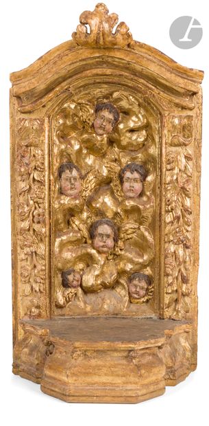 null Console avec niche en bois sculpté, doré et polychromé à décor de tête d’angelot,...