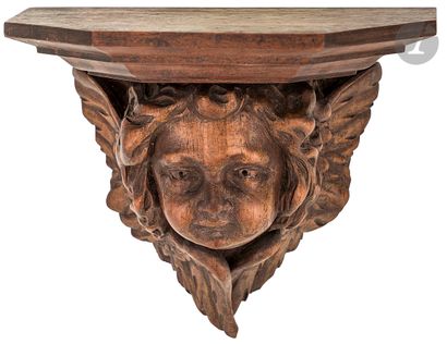 null Petite console d’applique en noyer sculpté figurant une tête d’ange ; on y joint...