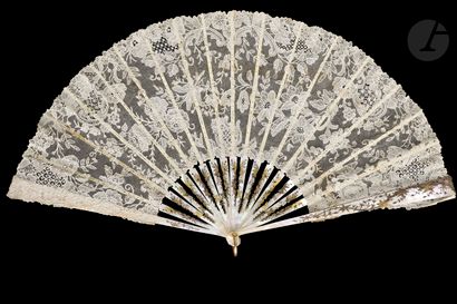 null Profusion of flowers, Europe, circa 1890
Folded fan, the leaf in bobbin lace,...