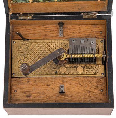null Disc Music Box
KALLIOPE, circa 1910
Interchangeable disc music box, table model....
