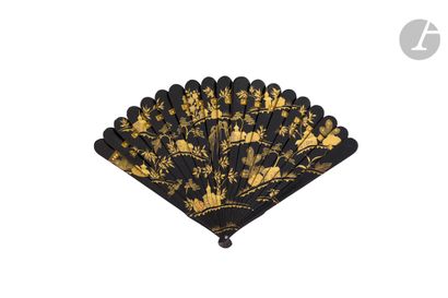 null Golden pagoda, China, 19th century
Broken bamboo fan with gold decoration on...
