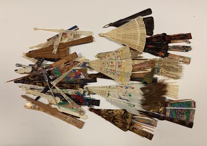 null Lot including strands and fragments from Chinese fans.
19th century