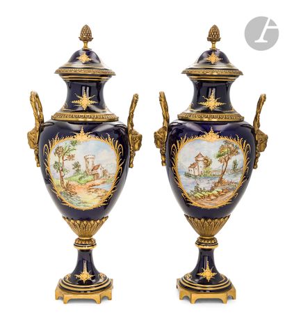 Sèvres (genre de) Paire de vases couverts...