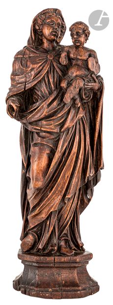 Vierge à l’Enfant en bois sculpté en ronde-bosse....