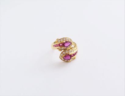  Crossed ring in gold 18K (750), set with round diamonds and synthetic rubies. Finger...