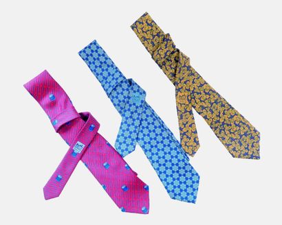 null HERMÈS. 3 cravates en soie : l'une à motifs polylobés turquoises sur fond bleu,...