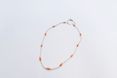Necklace of small pearls and coral beads,...
