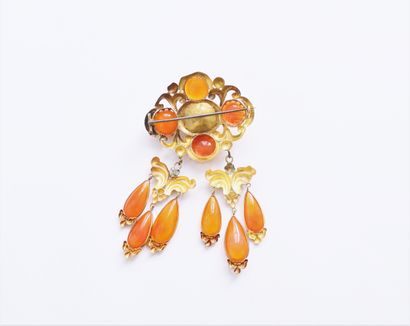 null Broche en or 18K (750) repoussé, ornée de cornalines cabochons, retenant en...