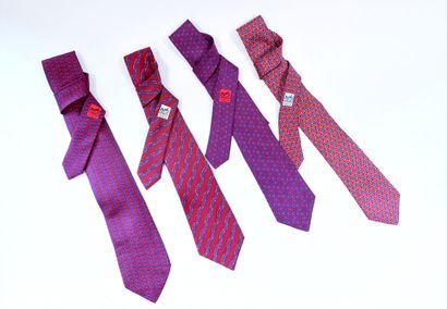 HERMÈS. 4 cravates en soie rouges et bleues...