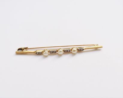 null Broche en or 18K (750), ornée de 3 perles boutons et de diamants taillés en...