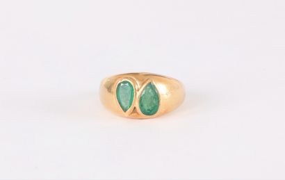 null 18K (750) gold ring set with 2 pear-shaped emeralds.

Finger size : 52

Weight...