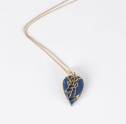 null Pendentif en jaspe bleu teint appliqué d’un motif en or représentant un cerf...