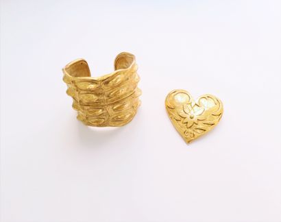 null YVES SAINT LAURENT

Gold-plated metal cuff bracelet with crocodile imitation....