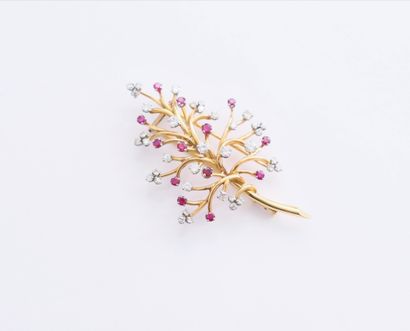 null Broche-clip en or 18K (750) dessinant une feuille stylisée, piqué de diamants...