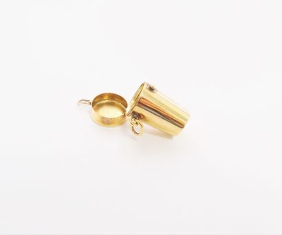 null Gold charm 18K (750) in the shape of a shaker. Height: 2 cm approximately. Weight...