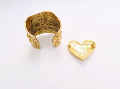 null YVES SAINT LAURENT

Gold-plated metal cuff bracelet with crocodile imitation....