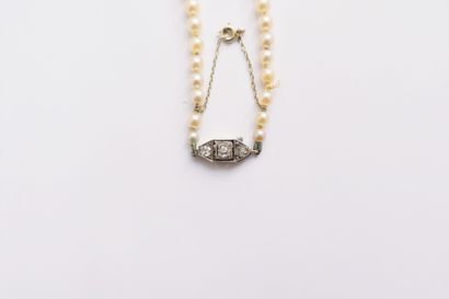  Collier de perles de culture en chute, fermoir en or gris 18K (750) serti de 3 diamants...