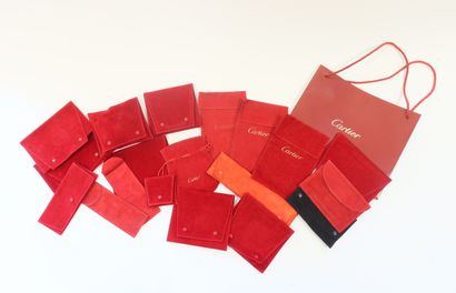 null CARTIER. Lot comprenant : 19 pochettes diverses en suédine. On y joint des boîtes...