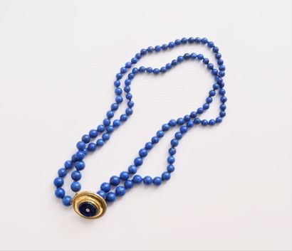  Necklace of 2 rows of sodalite beads of increasing weight, the clasp in 18K (750)...