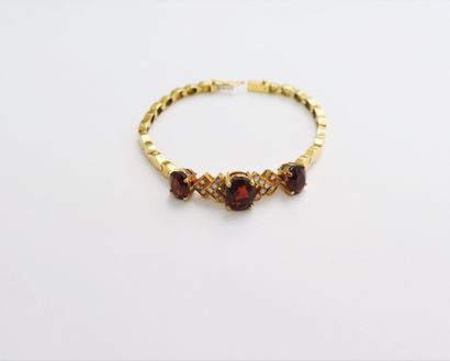 null Bracelet in 18K (750) gold, set with 3 oval brown stones and 8/8 diamonds. Length...