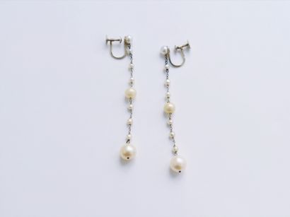 null Paire de pendants d'oreilles en or gris 18K (750), chacun orné de perles de...