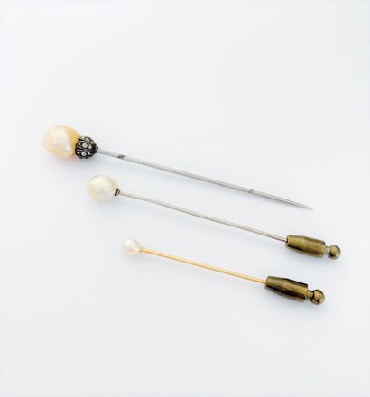  Lot of 3 pins, one in gold with a pearl blow (gross weight 1 g) and 2 in metal.