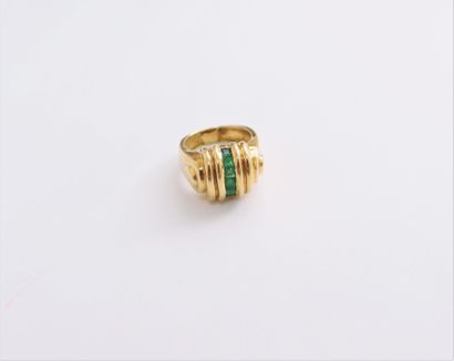 18K (750) gold ring set with calibrated emeralds....