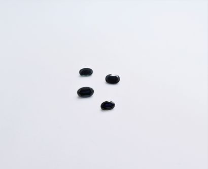 Suite of 4 oval sapphires on paper weighing:...