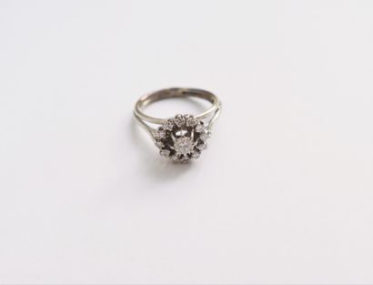null Bague en platine et en or gris 18K (750), sertie d'un diamant rond de taille...