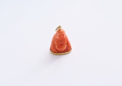  Pendant in 18K (750) gold, decorated with a representation of Buddha in coral. Height...