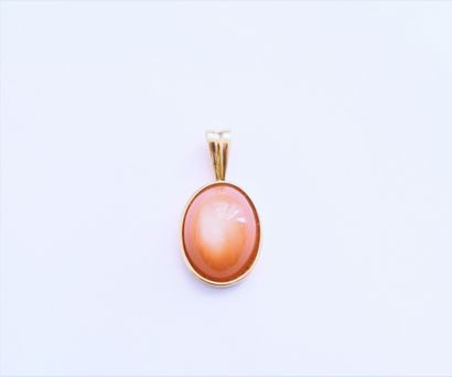 null Pendant in 18K (750) gold, decorated with a cabochon moonstone. Height : 3,2...