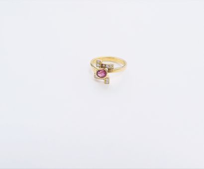 null Bague en or 18K (750), ornée d'un rubis de forme ovale, agrémentée de diamants...