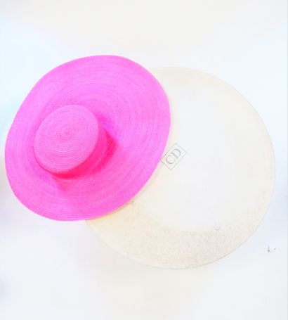 null Christian DIOR Paris. Large fuchsia straw hat in its box. Size 54 cm approximately...
