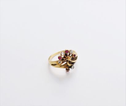 An 18K (750) gold ring with a stylized floral...