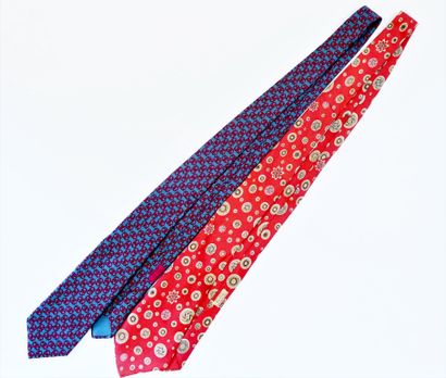 HERMÈS. 2 cravates en soie : l'une à décor...
