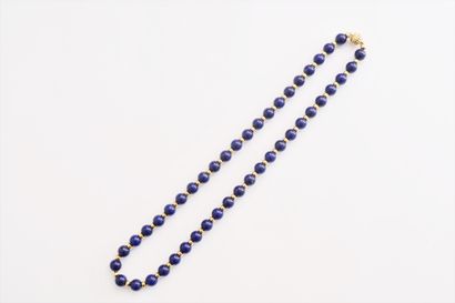 Collier de billes de lapis-lazuli scandées...