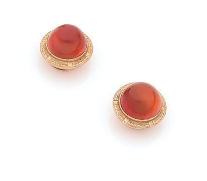 null Pair of 18K (750) gold buttons, each adorned with a cabochon carnelian. Work...