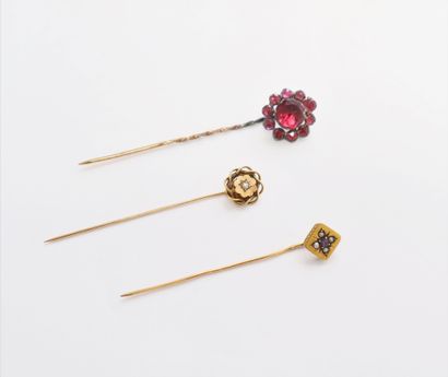 null Set of 3 lapel pins, 2 in 18K (750) gold, the 3rd in silver set with garnets....